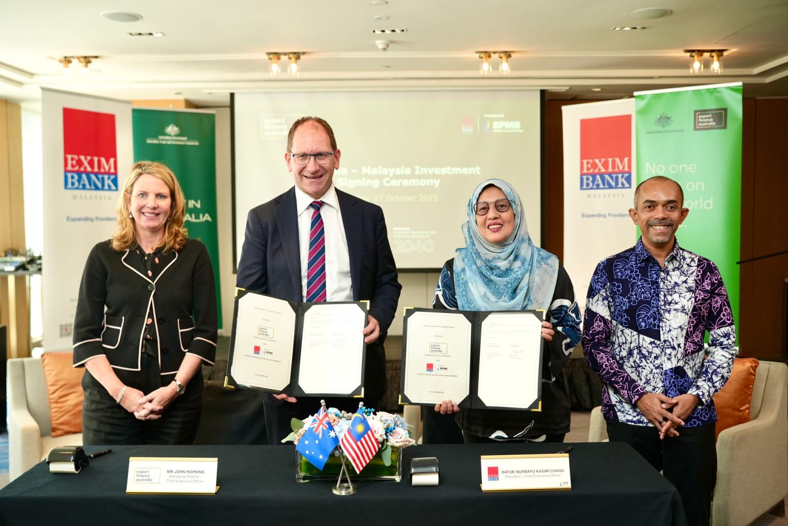 Datuk Nurbayu Kasim Chang, President and Chief Executive Officer of EXIM Bank Malaysia (third from left), and Mr. John Hopkins, Managing Director and CEO of Export Finance Australia (second from left), formalised a Memorandum of Understanding (MoU). The exchange was witnessed by Datuk Wira Dr. Mohammad Hardee Ibrahim, Group Chief Corporate Development Officer of BPMB Group, and Ms. Philippa King, Chief People and Corporate Affairs Officer of Export Finance Australia.